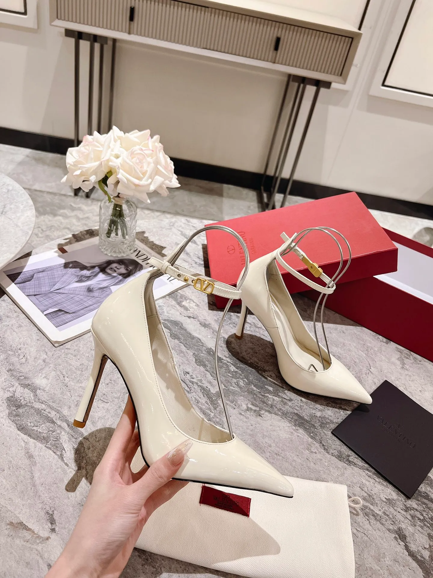 👟👟Ex-factory price 440👟👟 Genuine leather sole +40 Top version 𝑉𝐴𝐿𝐸𝑁𝑇𝐼𝑁𝑂 Valentino new spring and summer women's 6⃣️color patent leather shoes. Unique (small V-label buckle) hardware brings out a full sense of high-end, and the new season will live up to expectations! Worth buying ★ Qipi is absolutely high-grade ❥Original method, absolutely sensual ❥Elegant style, creating a different feeling, simple and elegant style!  Code number: 35-41 (34-42 customized) Fabric: Imported patent leather Lining: Sheepskin lining Heel height: 7cm-10cm2⃣️Various heel height options Leather outsole Rubber outsole